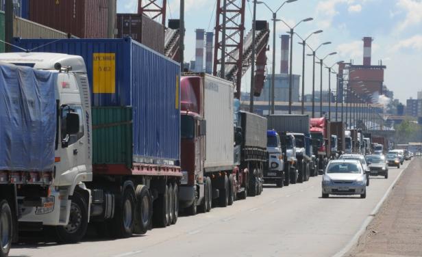 Piden negociar con transportistas para evitar el bloqueo al Puerto Piden negociar con transportistas para evitar el bloqueo al Puerto