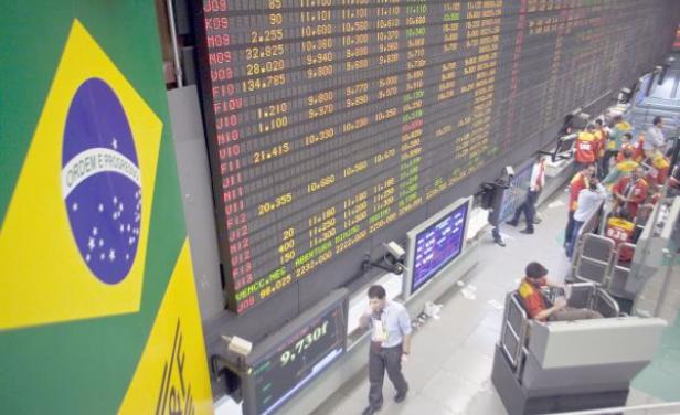 Fuerte caída del real tras decisión de S&P de bajar calificación Fuerte caída del real tras decisión de S&P de bajar calificación